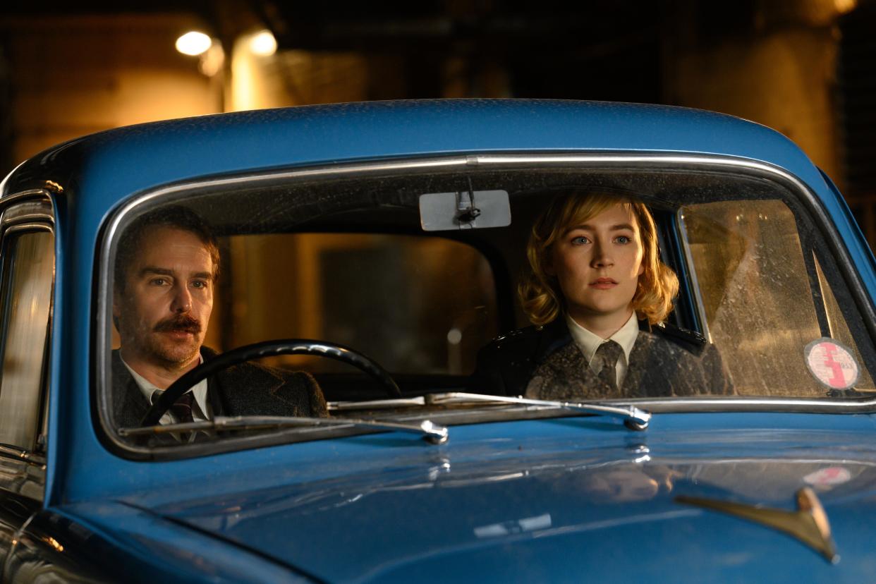 Sam Rockwell and Saoirse Ronan in the film SEE HOW THEY RUN.
