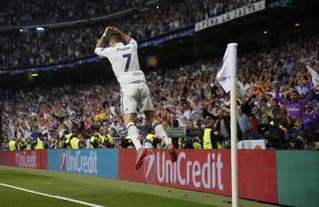 Foto del martes del delantero del Real Madrid Cristiano Ronaldo celebrando tras marcar el tercer gol ante Atlético. 2/5/17. El delantero Cristiano Ronaldo hizo crecer el martes su leyenda en la Liga de Campeones al marcar una tripleta para que el monarca defensor Real Madrid golee 3-0 al Atlético de Madrid como local por las semifinales de la competencia. Reuters / Susana Vera