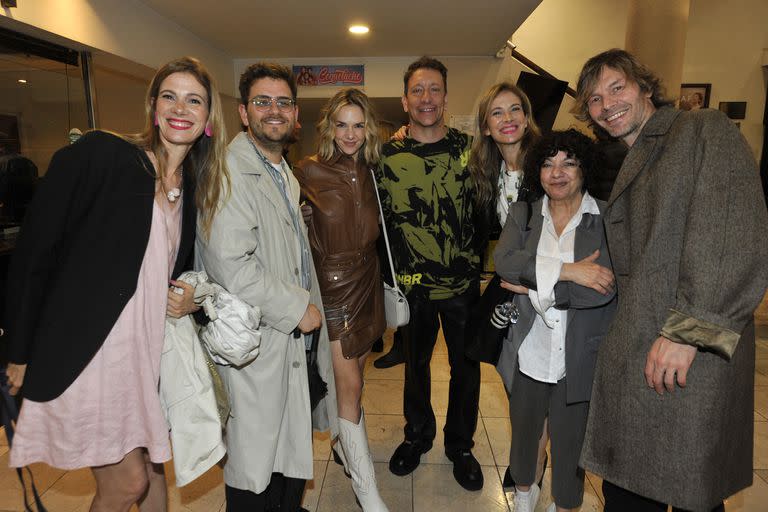 María y Paula Marul junto a Nair Calvo, Vázquez y sus compañeros de elenco de Lo que el río hace, Mariano Saborido, Mónica Raiola y William Prociuk 