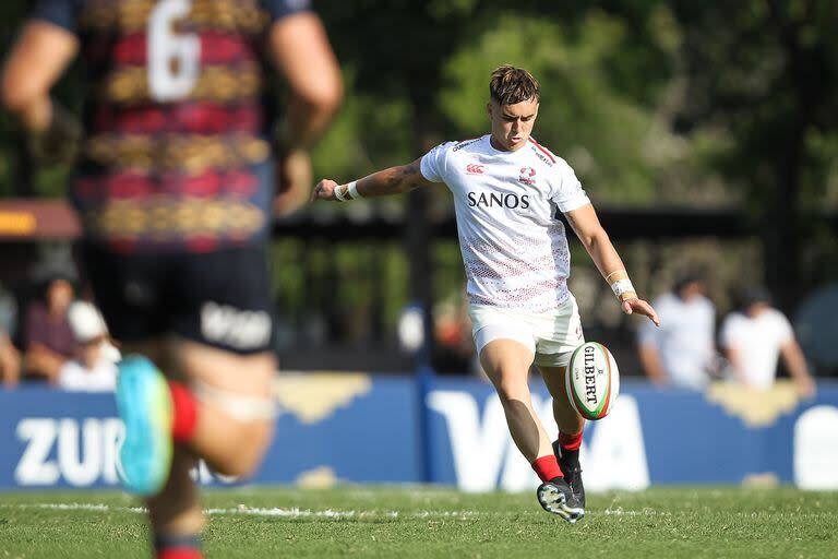 Juan Baronio, el apertura de Dogos XV, ejecuta un zurdazo ante la presencia lejana de Manuel Bernstein, el capitán de Pampas; el cuadro cordobés es el líder y único invicto en el Super Rugby Americas.