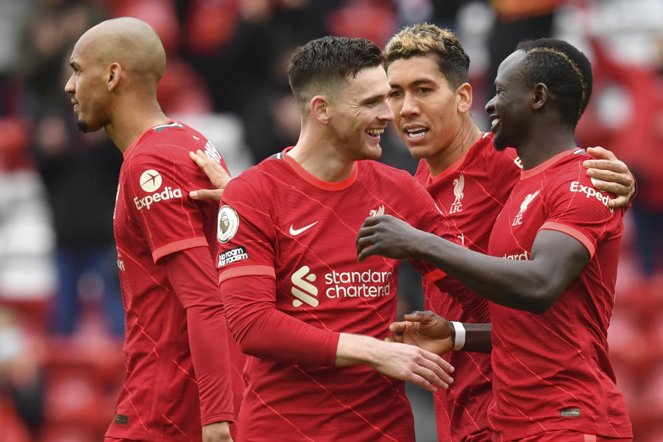 Sadio Mané (derecha) celera tras marcar el segundo gol de Liverpool ante Crystal Palace por la Liga Premier inglesa, el domingo 23 de mayo de 2021. (Paul Ellis/Pool vía AP)