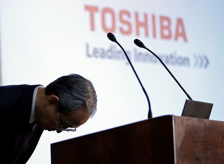 Toshiba Corp CEO Satoshi Tsunakawa bows during a news conference after asking regulators for extension on financial filing and deal on chip unit sale, at the company headquarters in Tokyo, Japan June 23, 2017. REUTERS/Issei Kato