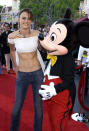 <p>Knightley, 18, erschien bei der Disneyland-Premiere in einem bauchfreien Outfit. Der Jungstar ergatterte die Rolle der Elizabeth Swan nach ihrem von den Kritikern positiv aufgenommenen Auftritt in „Bend it like Beckham“ im Jahr zuvor. (Bild: Lester Cohen/WireImage) </p>