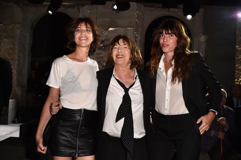 Jane Birkins Töchter Charlotte Gainsbourg (links) und Lou Doillon umranden ihre Mutter und treten auch in ihre Fußstapfen. Beide konnten als Schauspielerin und Sängerin Fuß fassen. Auch ihre 73-jährige Mutter ist noch bestens im Geschäft - als Schauspielerin (etwa 2016 im oscar-nominierten Kurzfilm "La Femme et le TGV") und als Namensgeberin einer Tasche des berühmten Modehauses Hermès. (Bild: Getty Images / Pascal Le Segretain)