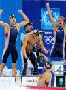 美國隊Michael Phelps (中), Peter Vanderkaay (左), Ryan Lochte (右) 和Klete Keller (水中) 在雅典奧運男子4x200公尺自由式接力奪金。(圖片來源：達志影像)