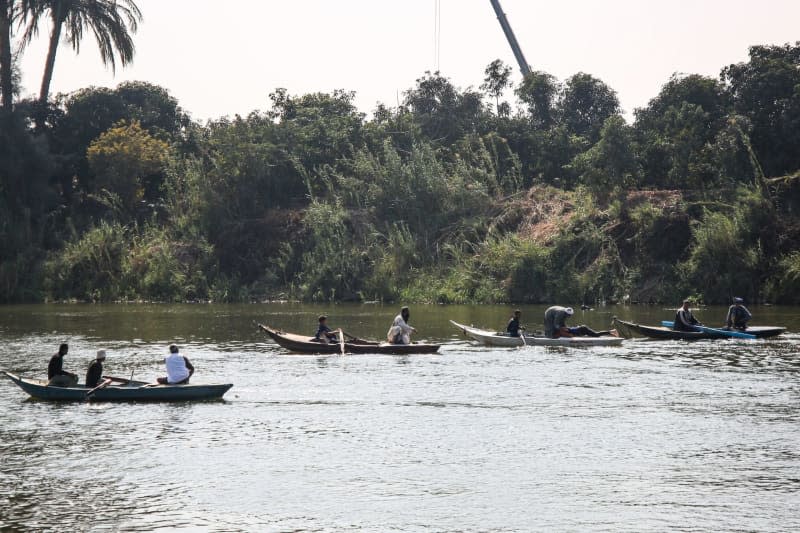 Fishermen search for survivors in the river Nile in Monsha'et El Kanater, after a ferry boat carrying labourers sunk leaving at least three people dead. Search and rescue efforts are under way for missing people in the accident, Egyptian media reported. The small boat was carrying eight to 10 workers when it sank, state-owned newspaper al-Ahram reported online. Mahmoud Elkhwas/dpa