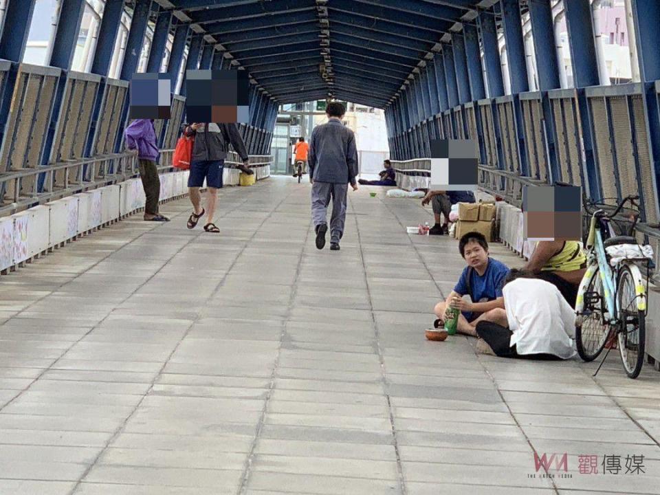 ▲彰化火車站跨站人行陸橋有街友盤踞，有1名國中男學生在放學後晚間拿食物來給街友，並陪街友聊天解悶，暖舉長達1年，讓街友們相當感動。（記者陳雅芳攝）