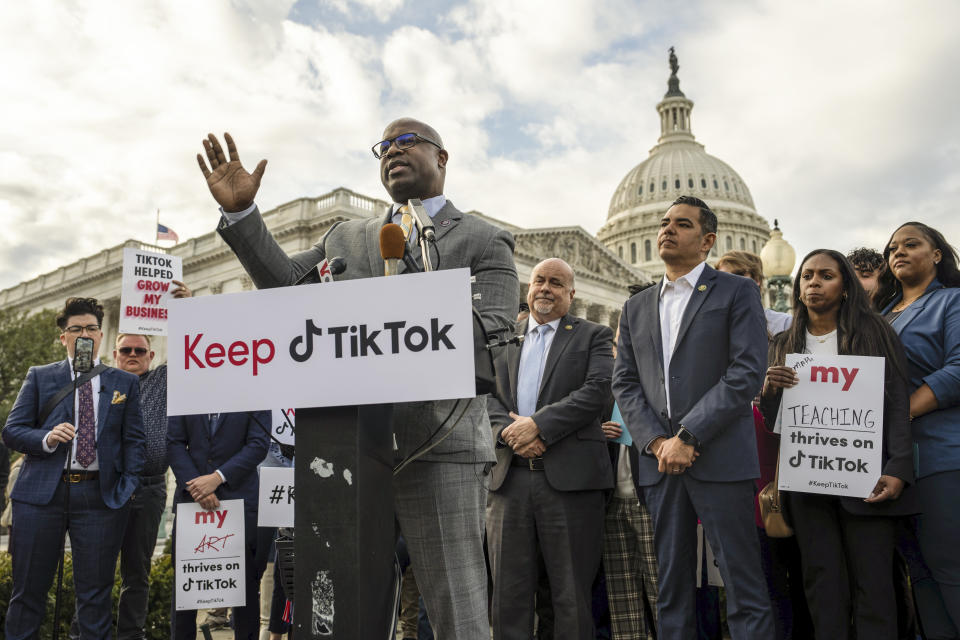 El representante demócrata de Nueva York Jamaal Bowman , el representante demócrata de California Robert Garcia y el representante demócrata de Wisconsin Mark Pocan acompañados de creadores de TikTok en apoyo a la libre expresión en relación con la introducción de un proyecto de ley para prohibir TikTok, en el Capitolio en Washington, el 22 de marzo de 2023. (Haiyun Jiang/The New York Times)