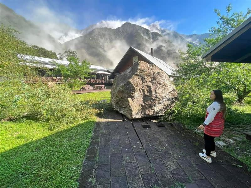 太魯閣國家公園中的山月村受損嚴重，決定資遣40名員工。（圖／翻攝畫面）