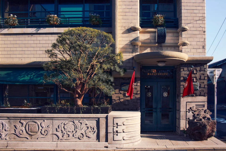 丸福樓飯店是任天堂創辦人山內家族的舊居，也是任天堂前身，販售花牌和撲克牌等桌上遊戲的公司丸福株式會社的舊本社。