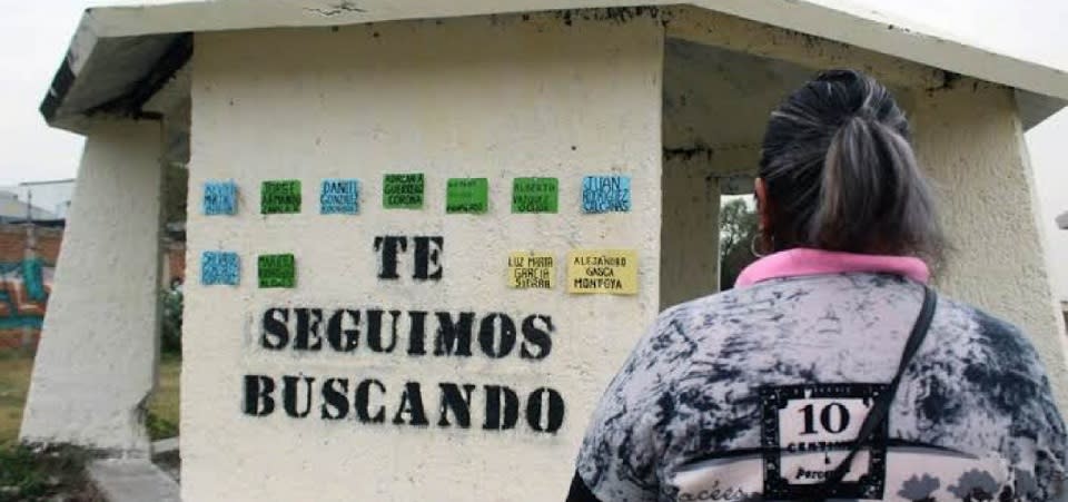 Mujer de colectivo de víctimas en Guanajuato de espaldas