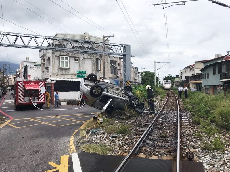 台鐵421次台東往樹林太魯閣列車，6日下午2時35分行經花蓮市與吉安間的中華路平交道時，撞上一輛卡在平交道的小客車，小客車被撞翻，何姓駕駛搶救後不治。（民眾提供）