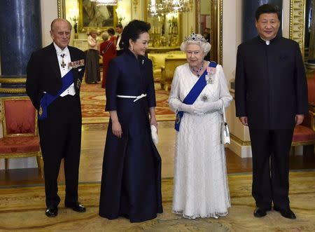 President of China Xi Jinping (R) and his wife Peng Liyuan (2nd L) accompany Britain's Queen Elizabeth (2nd R) and her husband Prince Philip, The Duke of Edinburgh (L) as they arrive for a state banquet at Buckingham Palace in London, Britain, October 20, 2015. REUTERS/Toby Melville
