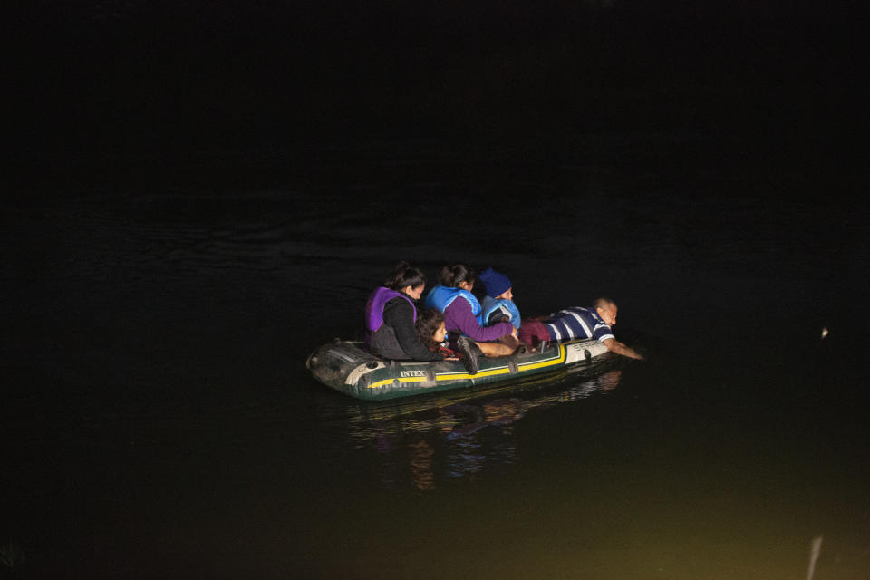 Migrantes cruzan el río Bravo en un bote inflable cerca de Roma, Texas, el 24 de marzo del 2021. (AP Photo/Darío López-Mills)