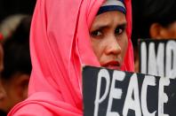 <p>Eine Protestlerin hält in Manila ein Schild mit der Aufschrift „Peace“. In der Hauptstadt der Philippinen demonstrierten Bürger gegen die Ausweitung der harten Gesetze der Militärregierung. (Bild: AP Photo/Bullit Marquez) </p>