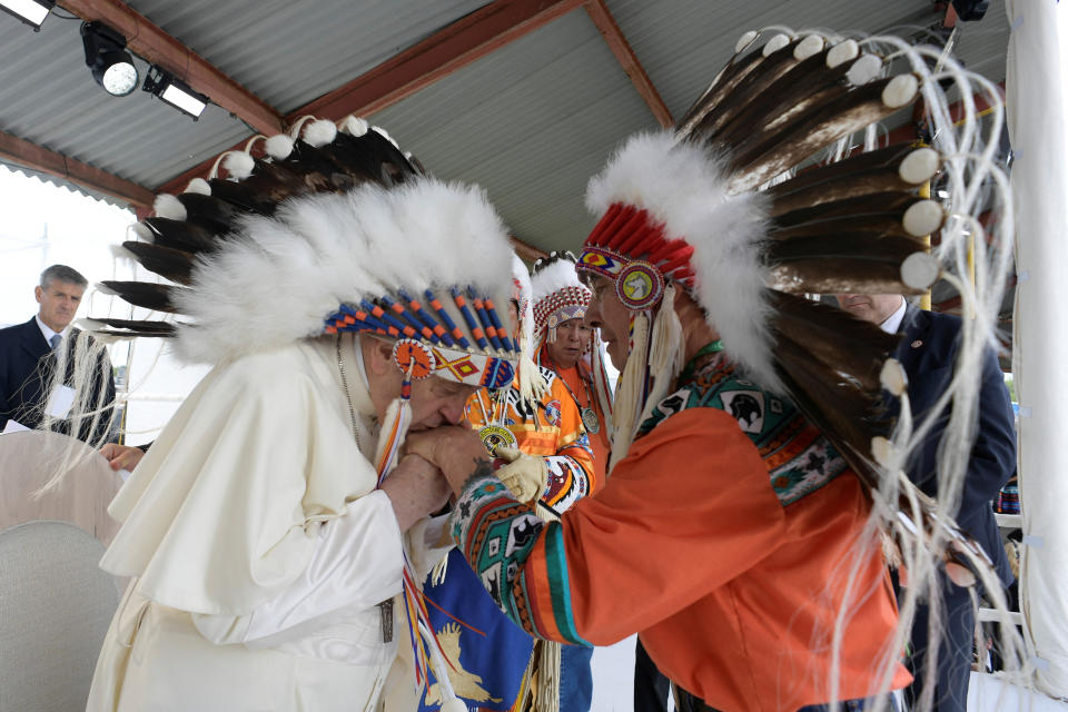 <p>Pope Francis meets with First Nations, Metis and Inuit indigenous communities in Maskwacis, Alberta, Canada July 25, 2022. Vatican Media/­Divisione Produzione Fotografica/Handout via REUTERS ATTENTION EDITORS - THIS IMAGE WAS PROVIDED BY A THIRD PARTY.</p> 