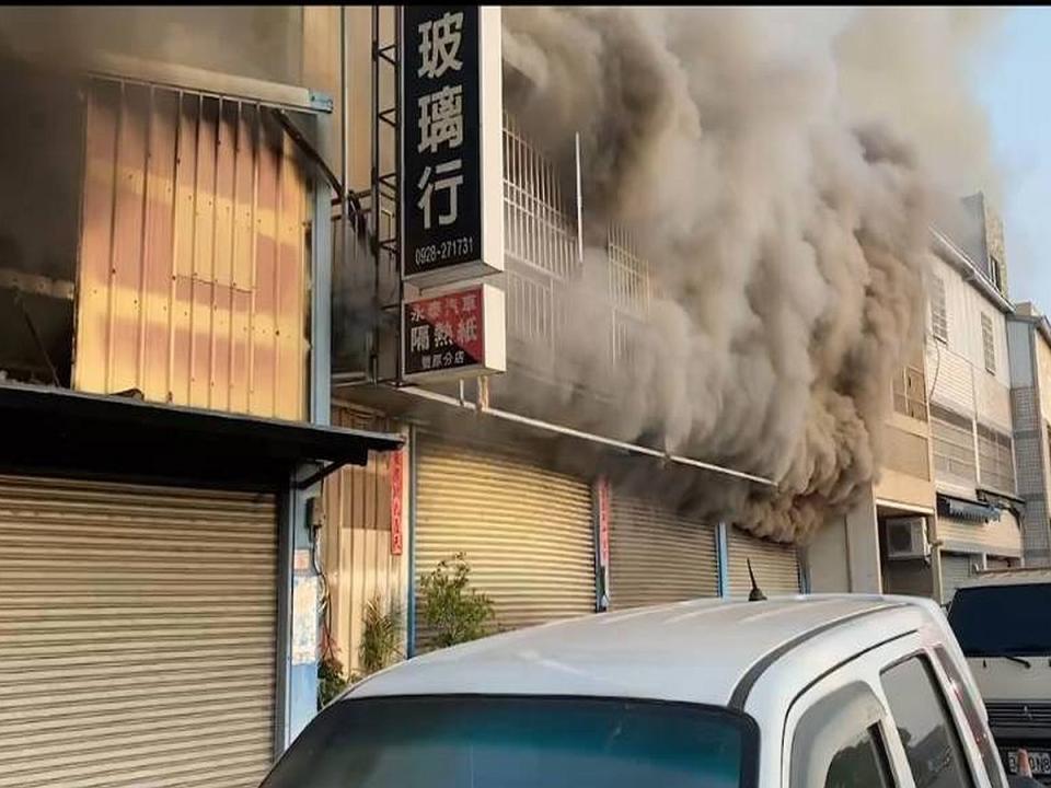 倉庫火災傳出有2名民眾受傷，消防局澄清：沒有受傷及就醫。（圖：消防局提供）