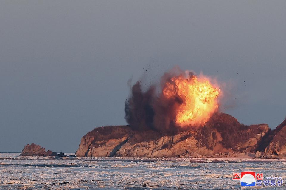 北韓頻繁試射武器造成朝鮮半島局勢動盪，圖為1月30日試射巡弋飛彈。路透社