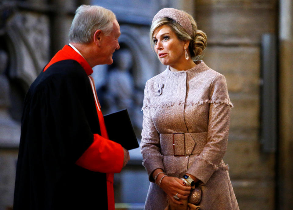 <p>Máxima llevó un bolso clutch del mismo tono de su vestido y un tocado al estilo diadema de la misma tela.<br>REUTERS/Henry Nicholls </p>