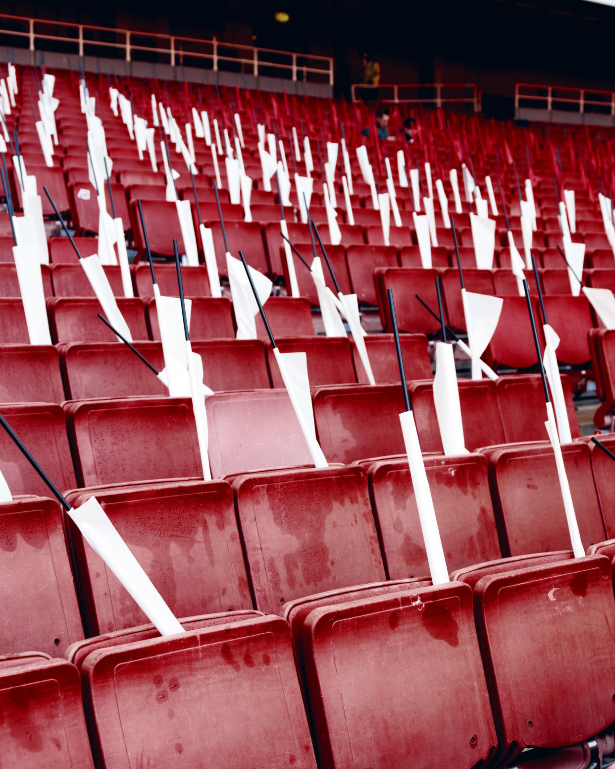 La Ashburton Army, un grupo de animación del Arsenal inspirado en las barras ultra comunes en el fútbol europeo y sudamericano, reacciona después de que el equipo anota un gol contra el Tottenham en el Emirates Stadium, en Londres, el 1.° de octubre de 2022. (Ben Quinton/The New York Times)