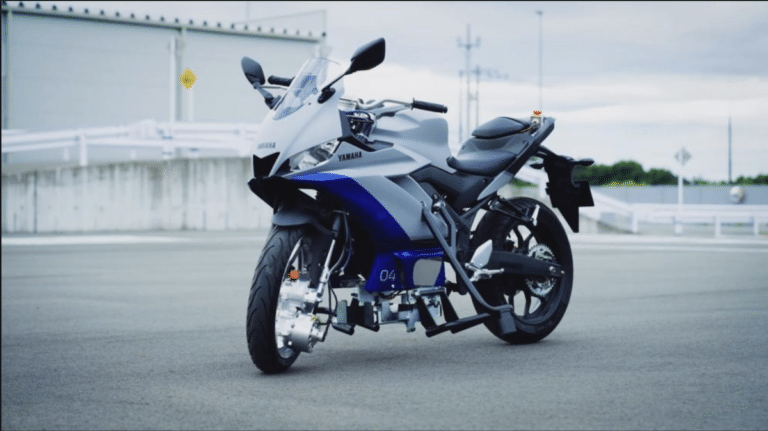 Yamaha invente la moto qui ne tombe plus-Comme par magie, cette moto tient toute seule en équilibre. @Yamaha