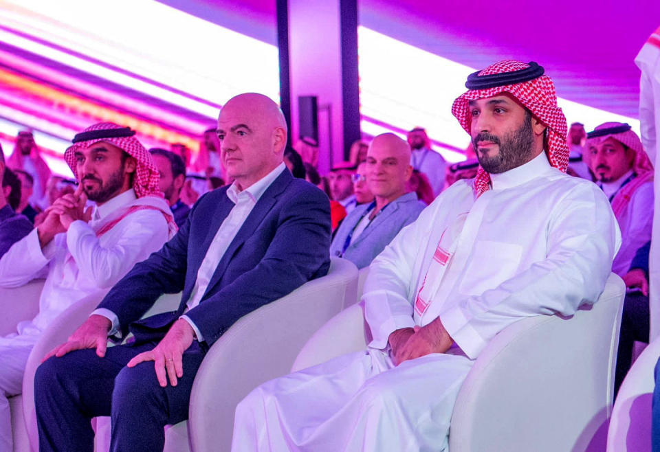 El príncipe de Arabia Saudita Mohammed bin Salman con el presidente de la FIFA, Gianni Infantino, y el ministro de deportes Abdul Aziz bin Turki Al-Faisal /Saudi Press Agency/Handout via REUTERS