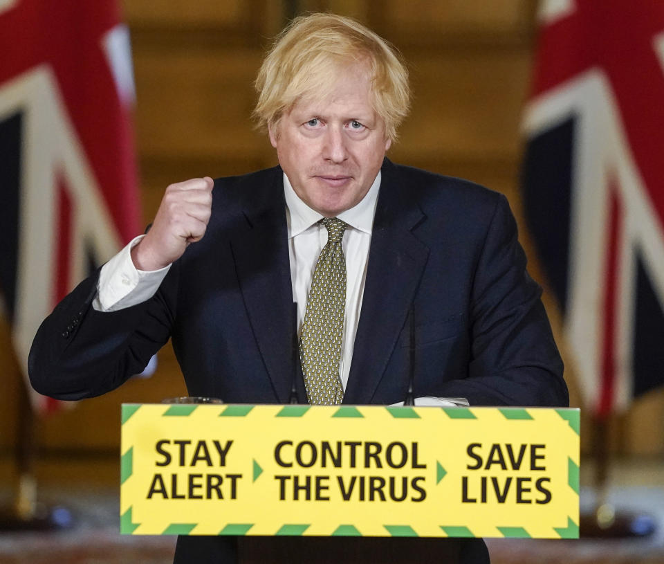 London: Boris Johnson, Premierminister von Großbritannien, spricht bei einer Pressekonferenz in der 10 Downing Street zur Corona-Pandemie. Johnson hat seinen umstrittenen Chefberater Dominic Cummings in der Affäre um angebliche Lockdown-Verstöße verteidigt. Foto: Andrew Parsons / 10 Downing Street / AP / dpa