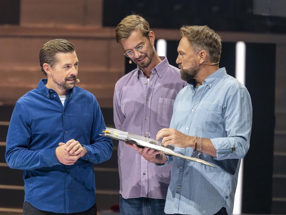 Joko Winterscheidt (Mitte) und Klaas Heufer-Umlauf (li.) mit ProSieben-Moderator Steven Gätjen. (Bild: ProSieben/Ralf Wilschewski)