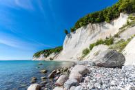 Südost-Rügen ist als Reservat von unterschiedlichen Landschafts- und Küstenformen gekennzeichnet. Die Steilküsten an den kilometerlangen Stränden der Ostseeküste sind über die deutschen Grenzen hinaus bekannt und beliebt. Die Schilflandschaften am Ufer bieten zudem ideale Brutplätze für Wasservögel. Bis heute wird zudem auf traditionelle Landnutzung und Fischerei gesetzt. (Bild: iStock/RicoK69)