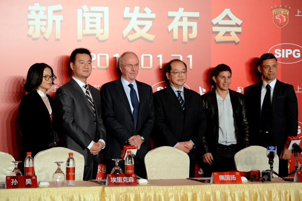 Conca en su presentación con el Shanghai SIPG junto a Even Goran Eriksson y los directivos del club. (Foto: STR / AFP / Getty Images).