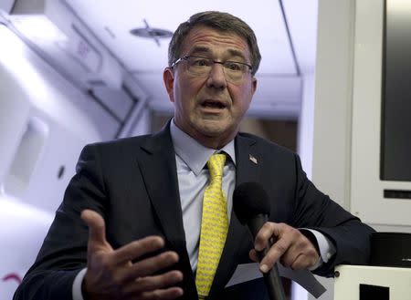 U.S. Defense Secretary Ash Carter talks with members of the media on a military aircraft en route to Amman, Jordan, after departing Jeddah, Saudi Arabia, July 22, 2015. REUTERS/Carolyn Kaster/Pool