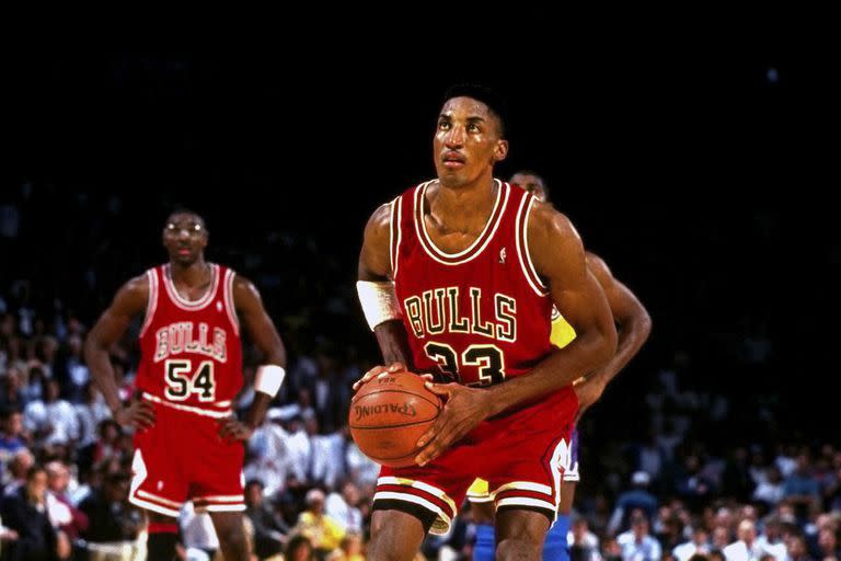 Scottie Pippen en un partido de playoffs de Chicago Bulls contra Los Angeles Lakers en el histórico Forum de Inglewood; 31 años años después, el alero recurre a una inusual forma de hacerse de dinero.