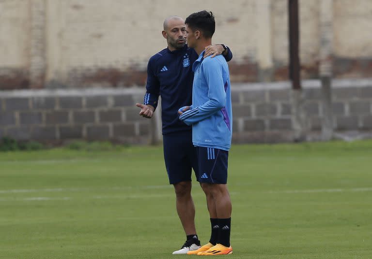 El DT argentino Javier Mascherano habla con uno de sus dirigidos en un alto de entrenamiento