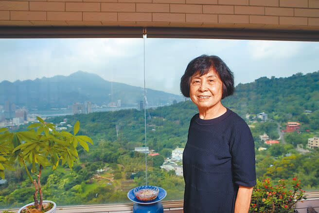 陳夏生的窗外景色怡人，可見隨四季變化的山景，陳夏生會在那裡寫字、泡茶、尋找編結靈感。（鄧博仁攝）