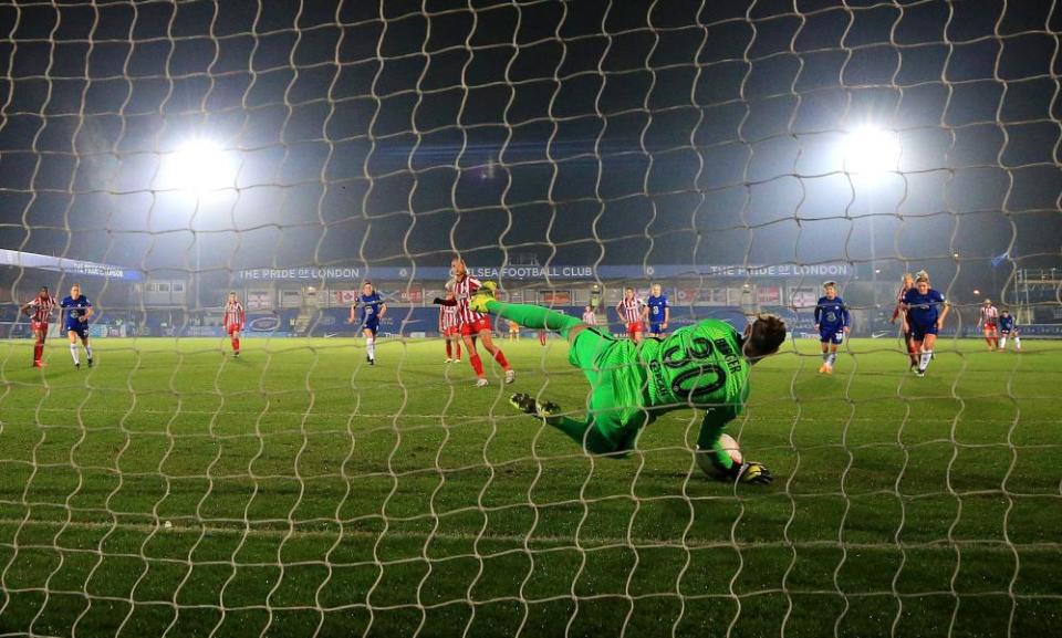 Ann-Katrin Berger of Chelsea saves a penalty from Deyna Castellanos of Atlético Madrid