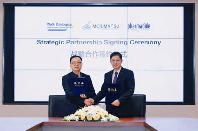 Chris Chen, CEO of WuXi Biologics (Left); Mr. Weihua Tang, CEO of Morimatsu LifeSciences (Right) (PRNewsfoto/Morimatsu LifeSciences)