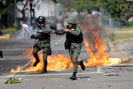 A riot security force member aims his weapon at a rally during a strike called to protest against Venezuelan President Nicolas Maduro's government in Caracas, Venezuela, July 27, 2017 . REUTERS/Ueslei Marcelino