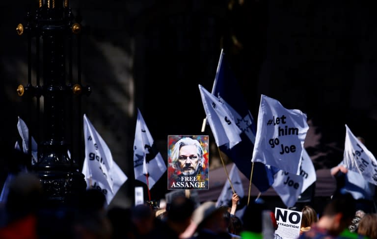 Unos partidarios del fundador de WikiLeaks, Julian Assange, le muestran su apoyo el 20 de mayo de 2024 ante el Tribunal Superior de Londres (Benjamin Cremel)