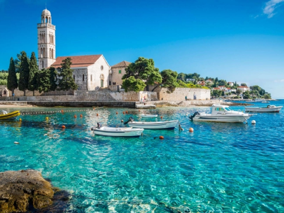 Experince azure waters and unspoiled bays, guided by local experts (My Croatia Cruise)