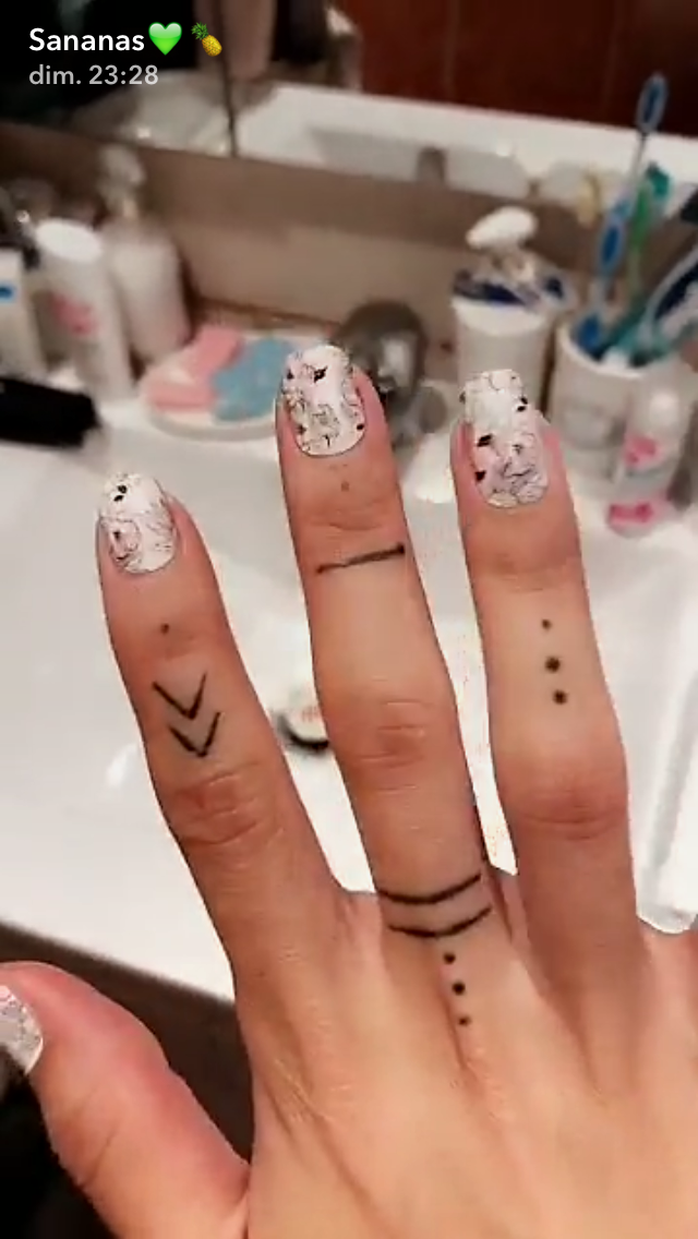 <p>L’idole des jeunes avoue ne pas être emballée par cette manucure, un brin chargée. La Youtubeuse et influenceuse vient-elle de lancer une nouvelle mode ? <br>Crédit : Snapchat </p>