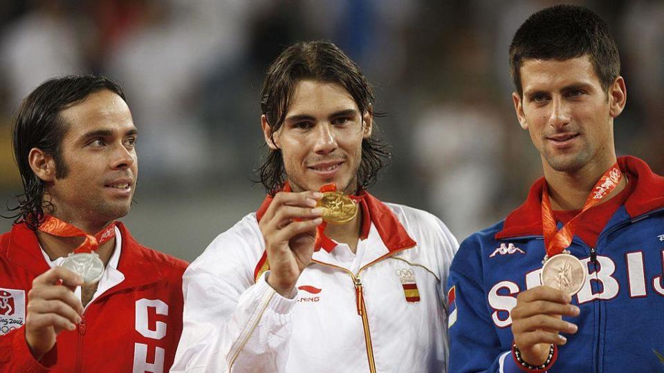 Gold medalist Rafael Nadal (centre) of Spain poses with silver medallist Fernando Gonzalez (L) of Chile and bronze medallist Noval Djokovic (R) of Serbia on the podium