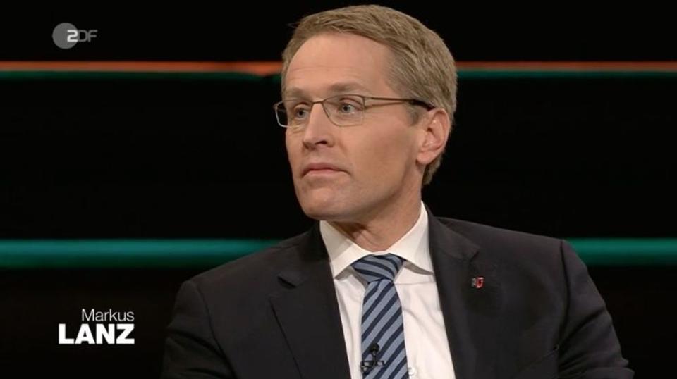 CDU-Ministerpräsident Daniel Günther betonte: "Wir haben mehr Lehrerinnen und Lehrer in die Schulen gebracht. Ob das alles jetzt schon perfekt gelungen ist, das zeigen ja die Ergebnisse. Es ist ein Prozess." (Bild: ZDF)