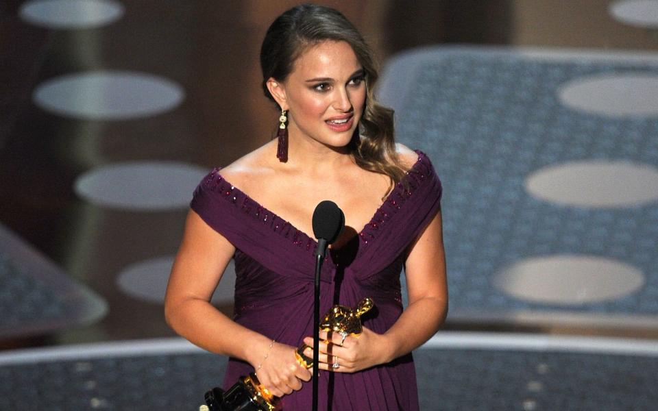 Der Lohn für die Mühen: Nachdem sie zuvor schon für "Hautnah" für den Oscar nominiert gewesen war, gewann Natalie Portman 2011 die Auszeichnung als "beste Hauptdarstellerin". (Bild: Kevin Winter/Getty Images)