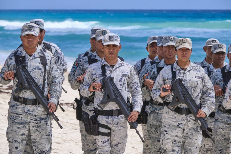El Gobierno ha repartido 4.724 soldados entre las dos ciudades, Tulum, Puerto Vallarta, Mazatlán o las costas de Veracruz. Además, otros 3.800 militares se encargarán de custodiar las carreteras del país.