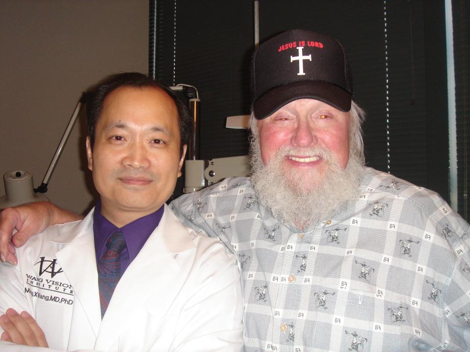 Mr. Charlie Daniels, Tennessee’s first 3D laser-assisted cataract surgery patient, and Dr. Ming Wang, director of Wang Vision 3D Cataract & LASIK Center.