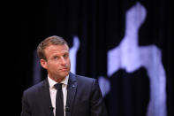 <p>En visite au Danemark fin août, le président livre une fois de plus une petite phrase polémique. Alors qu’il évoquait devant la communauté française son admiration pour le modèle danois de “flexisécurité”, Emmanuel Macron s’amuse à comparer les Danois, “peuple luthérien” ouvert aux transformations, et les Français, “Gaulois réfractaires au changement”. Une sortie qui rappelle sa petite phrase de l’été 2017 sur les Français qui “détestent les réformes”. Immédiatement, les réactions fusent sur Internet. “Sottise confondante”, “il méprise les Français depuis l’étranger”, “insulte au peuple français”… l’opposition critique vivement les paroles du chef de l’État, qui reconnaîtra le lendemain une “erreur” qu’il “assume”. (Crédit LUDOVIC MARIN / AFP) </p>