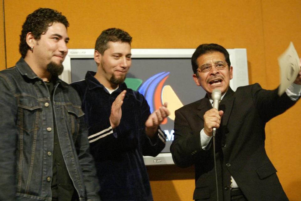Gabriel Ramírez and his brother Ernesto Ramírez of the rock en espanol group María Fatal visited Gil García Padrón in 2004 to personally invite the community to the show.
