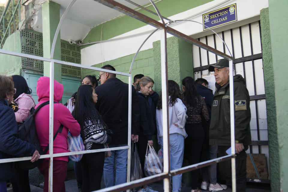 Varias personas hacen fila para dejar comida para sus familiares que fueron detenidos por su presunta implicación en el intento fallido de golpe, en La Paz, Bolivia, el viernes 28 de junio de 2024. (AP Foto/Juan Karita)