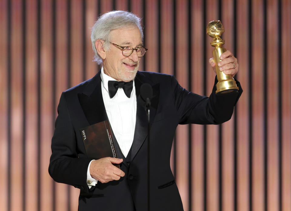 En esta imagen proporcionada por NBC Steven Spielberg recibe el premio a mejor dirección por "The Fabelmans" en la 80a entrega anual de los Globos de Oro en el Hotel Beverly Hilton el 10 de enero de 2023, en Beverly Hills, California.Rich Polk/NBC vía AP)