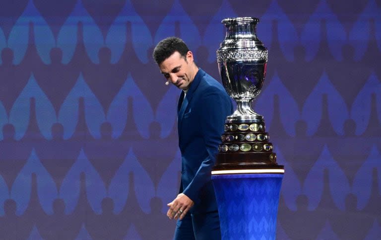 El DT de la Argentina Lionel Scaloni presentó el nuevo trofeo de la Copa América y lo miró con un amor muy especial